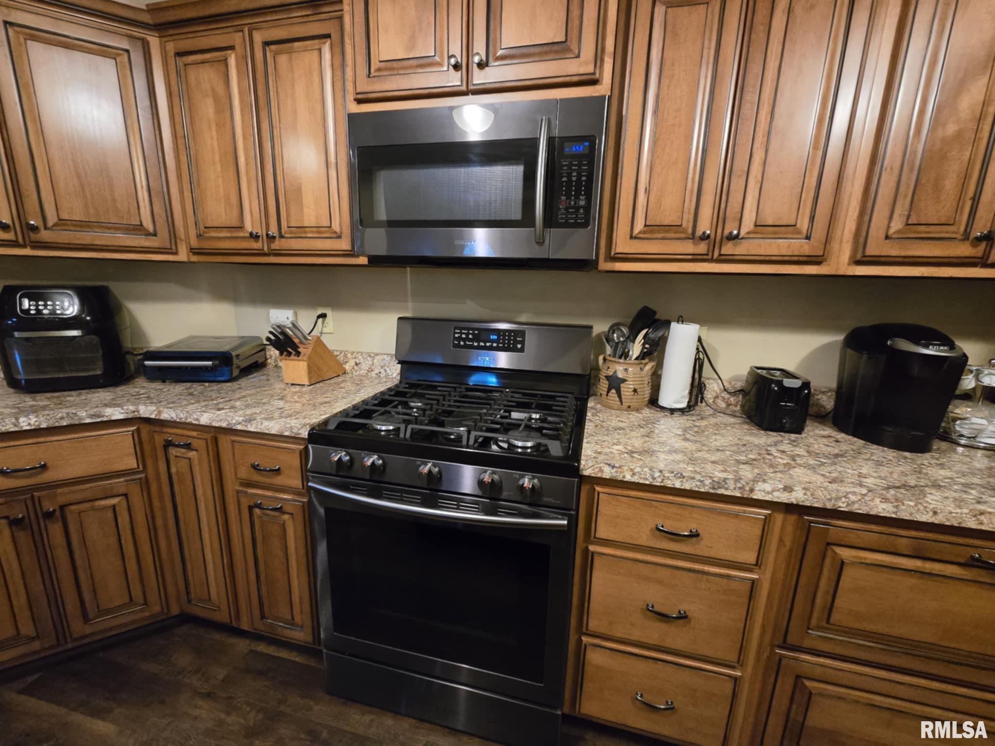 238 West Vine Street Canton, IL 61520 - Photo 6 of 43