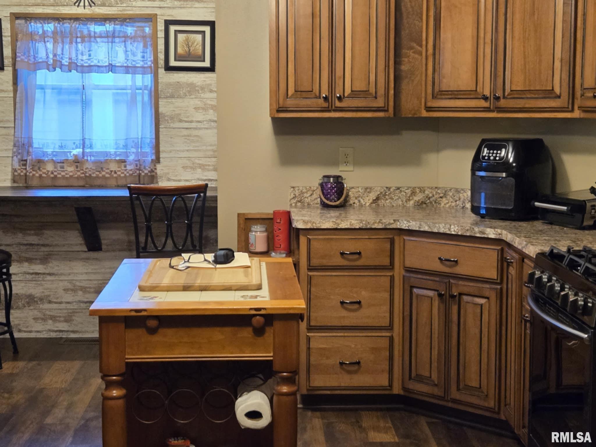 238 West Vine Street Canton, IL 61520 - Photo 9 of 43