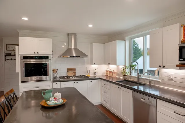 $650,000 | 130 Center Road, Hardwick, VT 05843