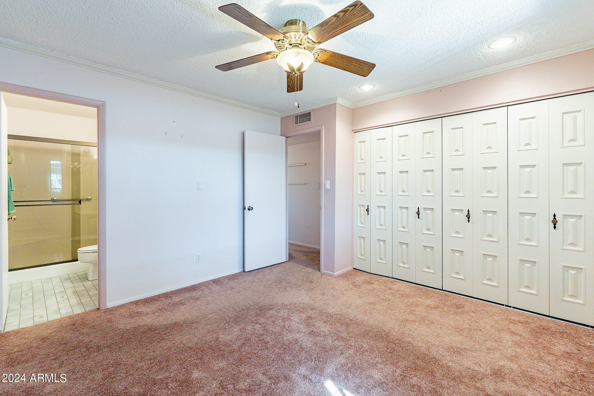 5138 North 81st Street Scottsdale, AZ 85250 - Photo 23 of 40 en empty room with closet and a chandelier fan