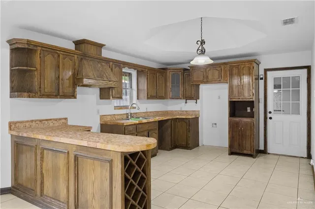 a view of a house with backyard and a tree