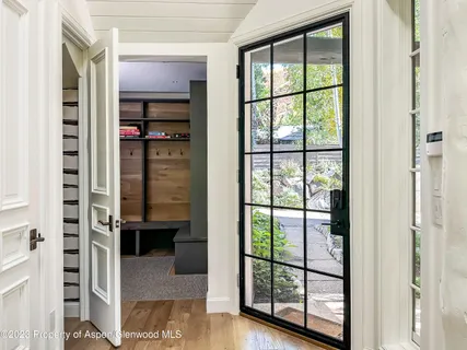 a view of livingroom with furniture