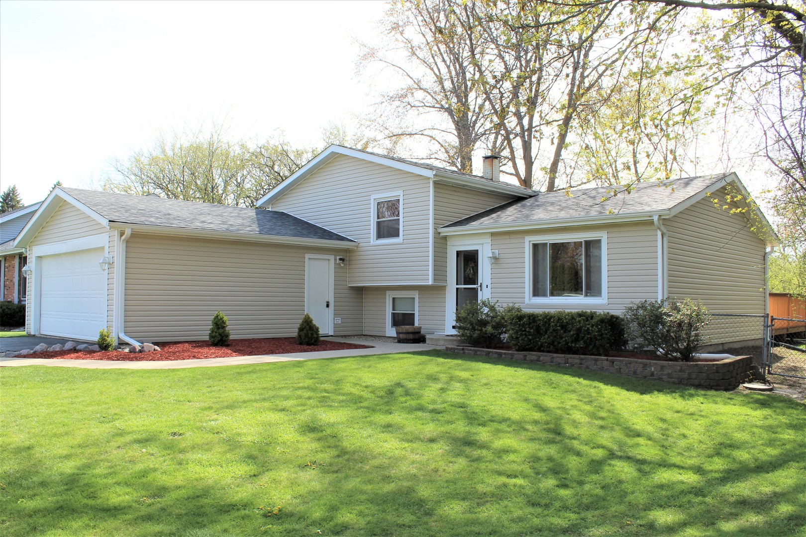 508 Northgate Road Lindenhurst, IL 60046 - Photo 1 of 27 a front view of house with yard and green space