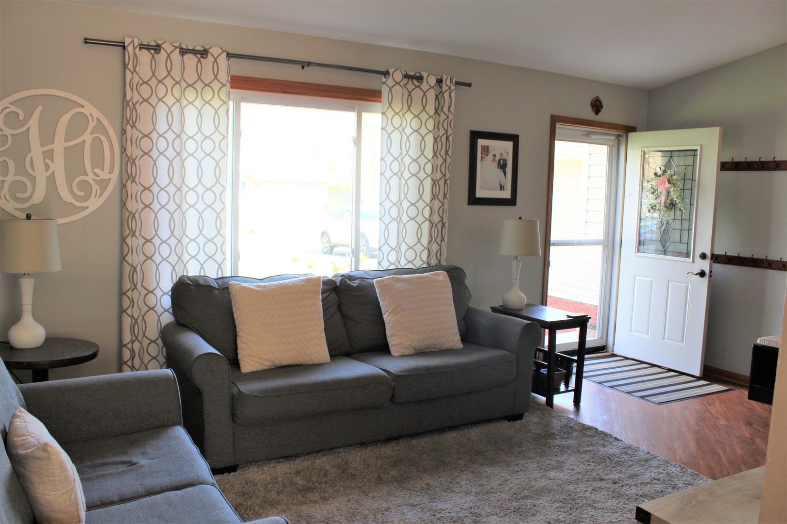 508 Northgate Road Lindenhurst, IL 60046 - Photo 3 of 27 a living room with furniture and a window
