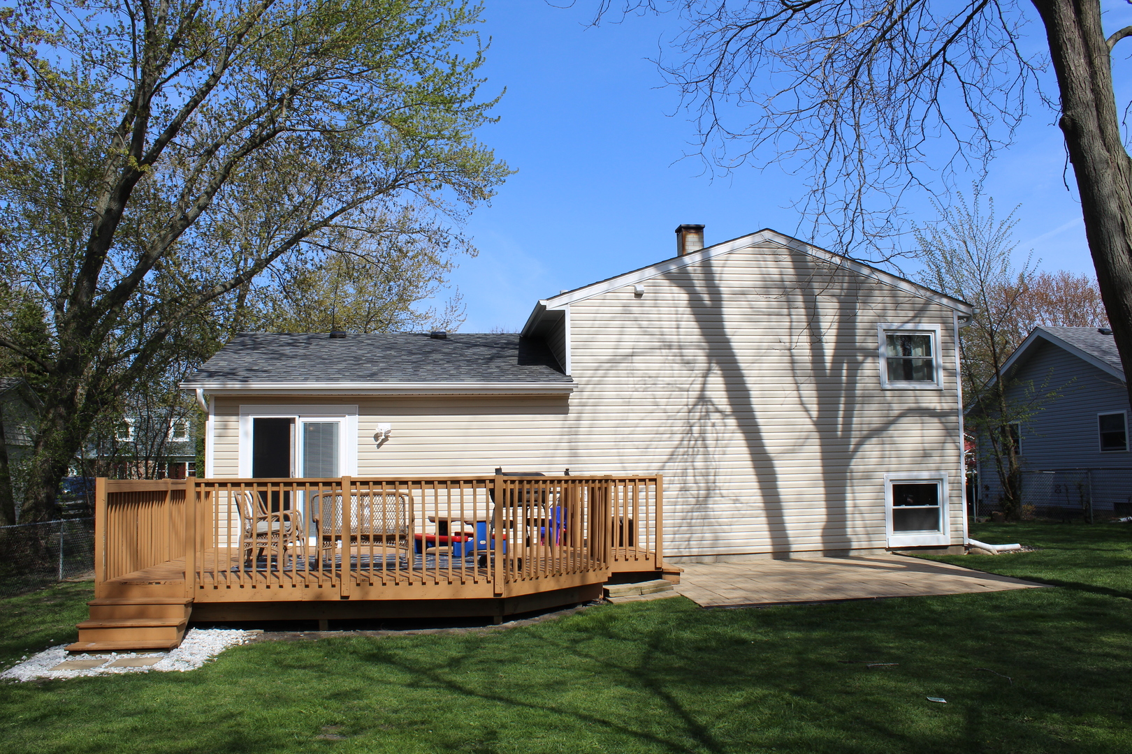 508 Northgate Road Lindenhurst, IL 60046 - Photo 22 of 27 front view of house with a yard