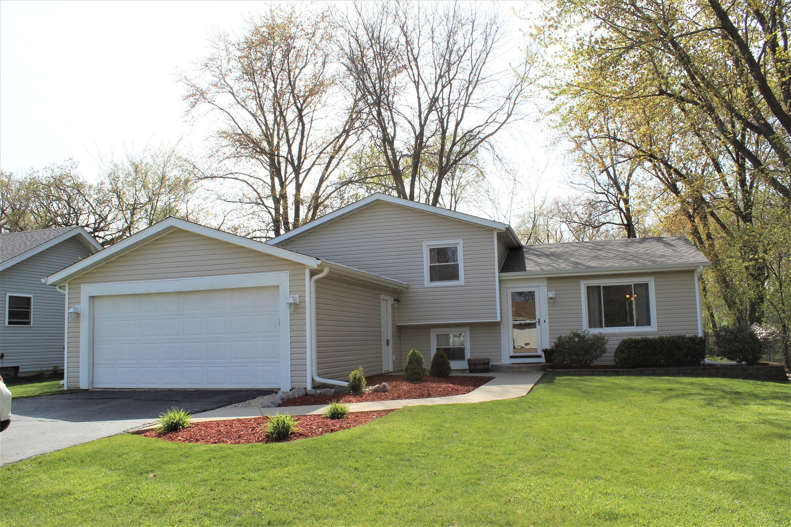 508 Northgate Road Lindenhurst, IL 60046 - Photo 27 of 27 a front view of house with yard and green space