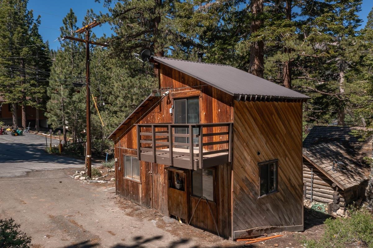 40 Gull Street Mammoth Lakes, CA 93546 - Photo 19 of 44 a view of a house with backyard