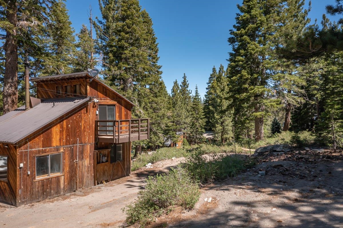 40 Gull Street Mammoth Lakes, CA 93546 - Photo 20 of 44 a view of backyard of house