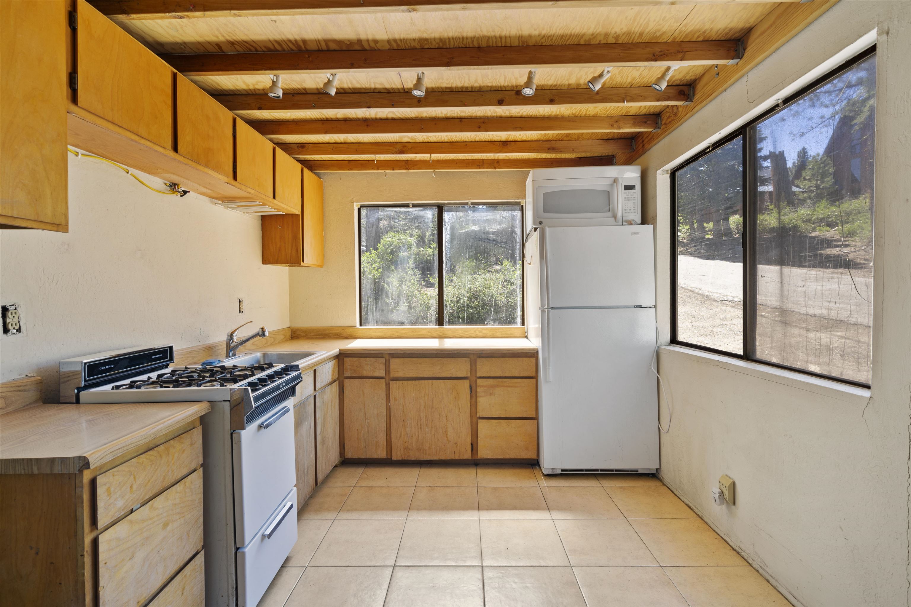 40 Gull Street Mammoth Lakes, CA 93546 - Photo 22 of 44 a kitchen with a stove a refrigerator and a sink