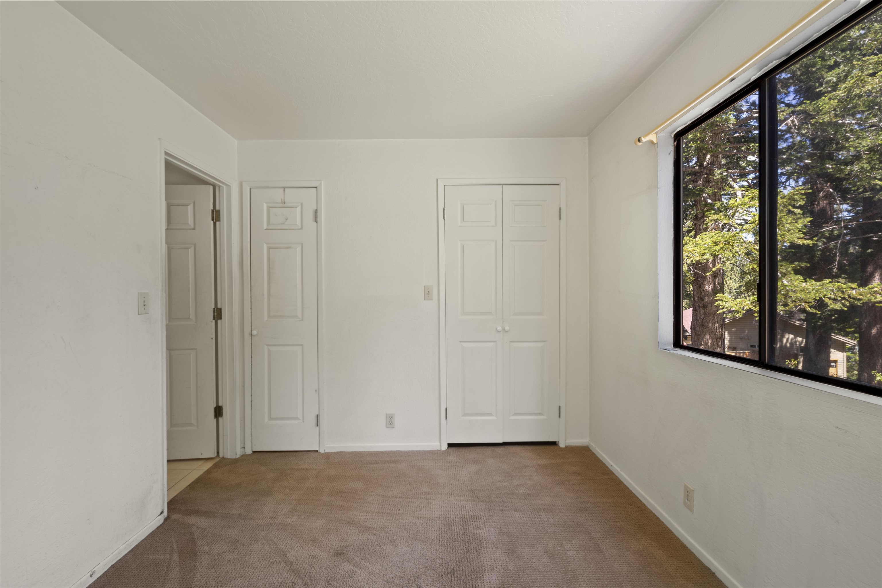 40 Gull Street Mammoth Lakes, CA 93546 - Photo 27 of 44 an empty room with windows