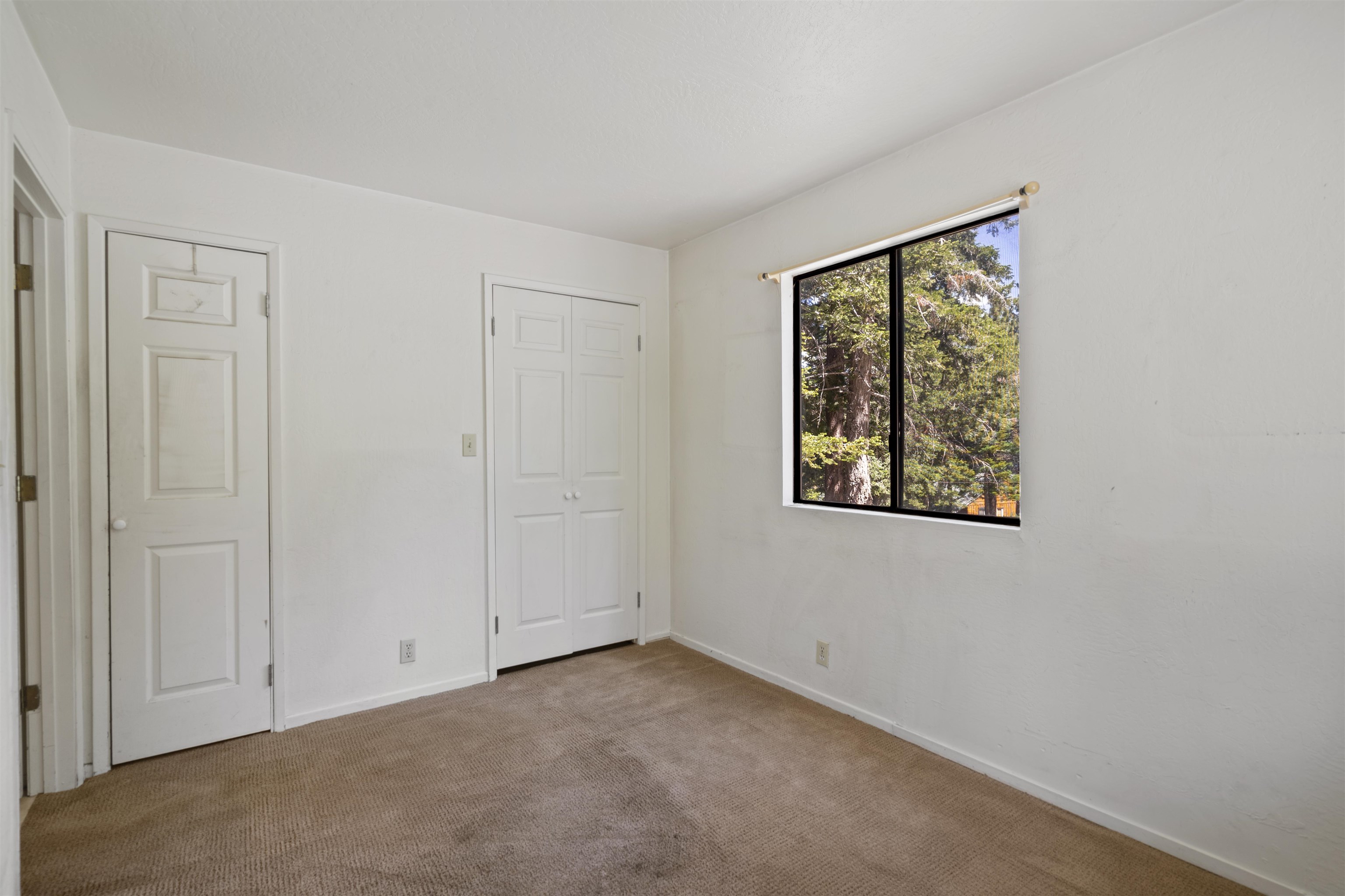 40 Gull Street Mammoth Lakes, CA 93546 - Photo 28 of 44 an empty room with windows