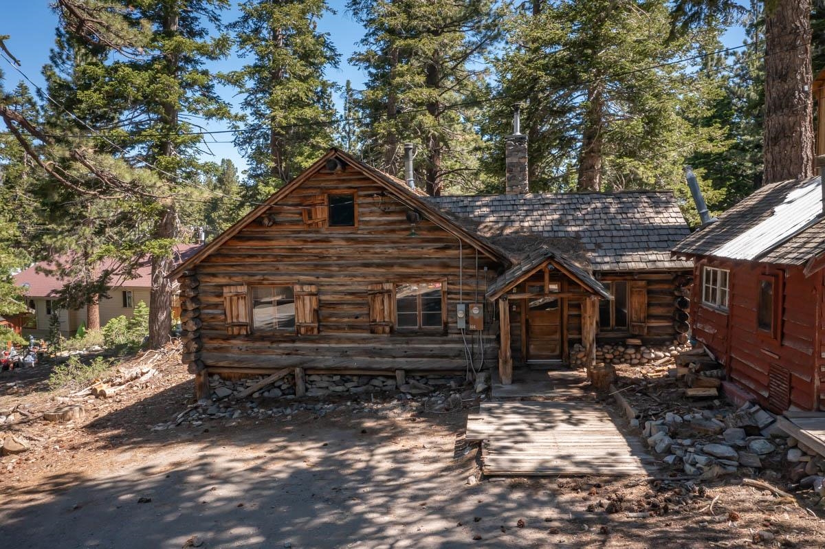 40 Gull Street Mammoth Lakes, CA 93546 - Photo 41 of 44 a front view of a house with a yard
