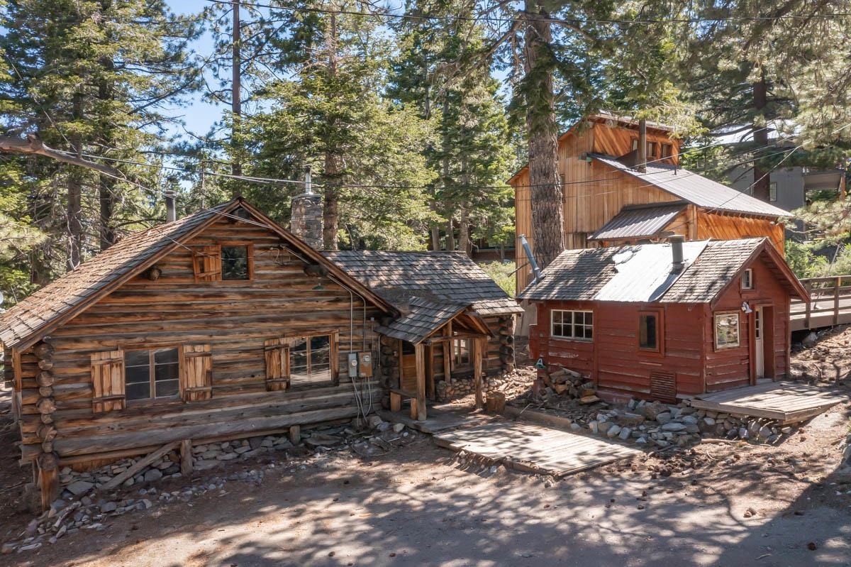 40 Gull Street Mammoth Lakes, CA 93546 - Photo 42 of 44 a house view with a outdoor space