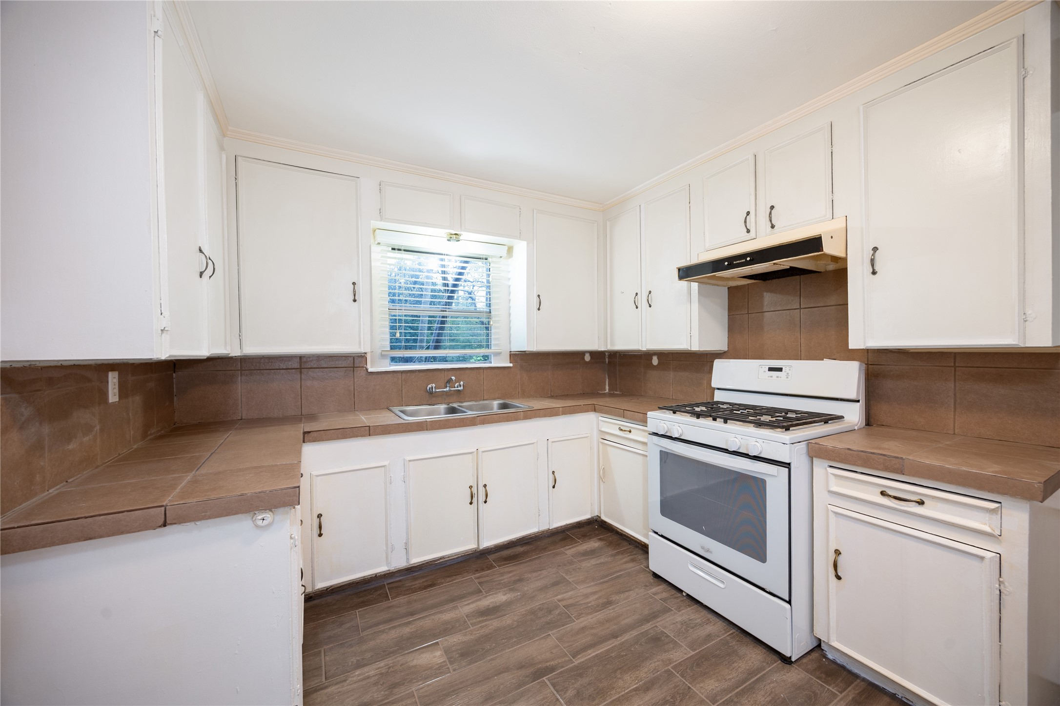 304 Harris Boulevard Conroe, TX 77301 - Photo 10 of 24