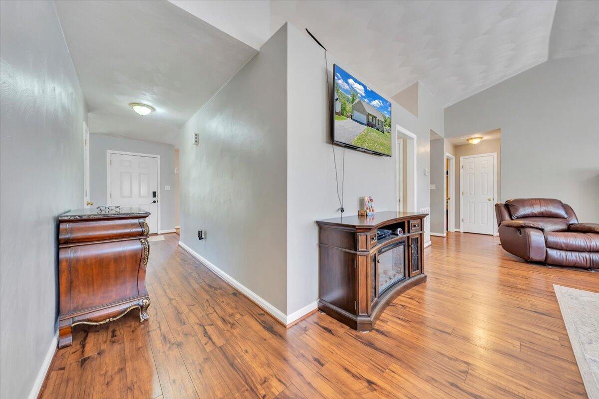 3609 Carson Road Roanoke, VA 24012 - Photo 8 of 52 08-MIB04773