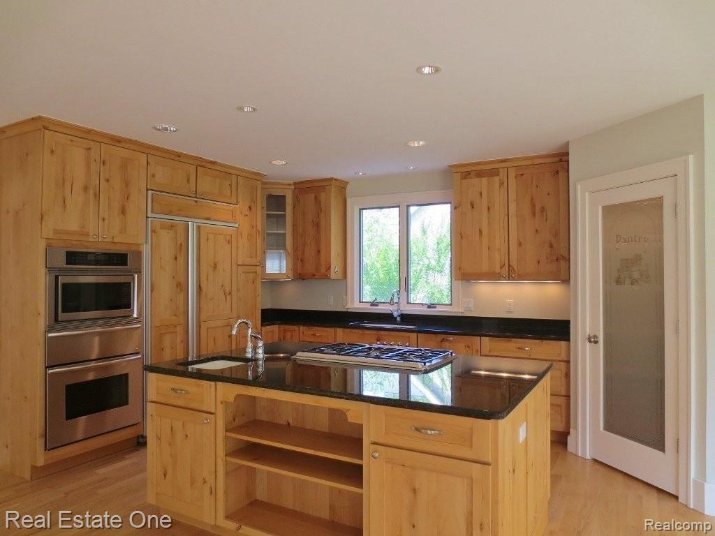 718 Ludlow Avenue Rochester, MI 48307 - Photo 8 of 18 8 Kitchen.jpg