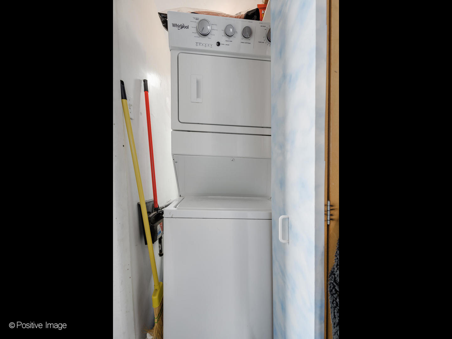 2620 West Homer Street Chicago, IL 60647 - Photo 10 of 31 a utility room with dryer and washer