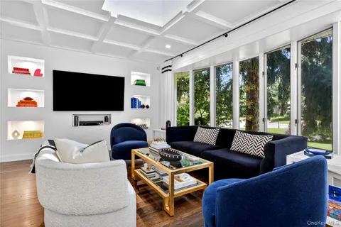 $1,899,000 | 16 Cherrywood Lane, Port Washington, NY 11050