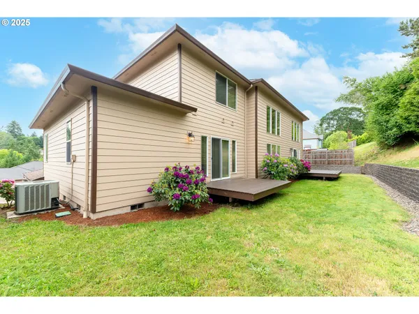 a view of a house with backyard and garden