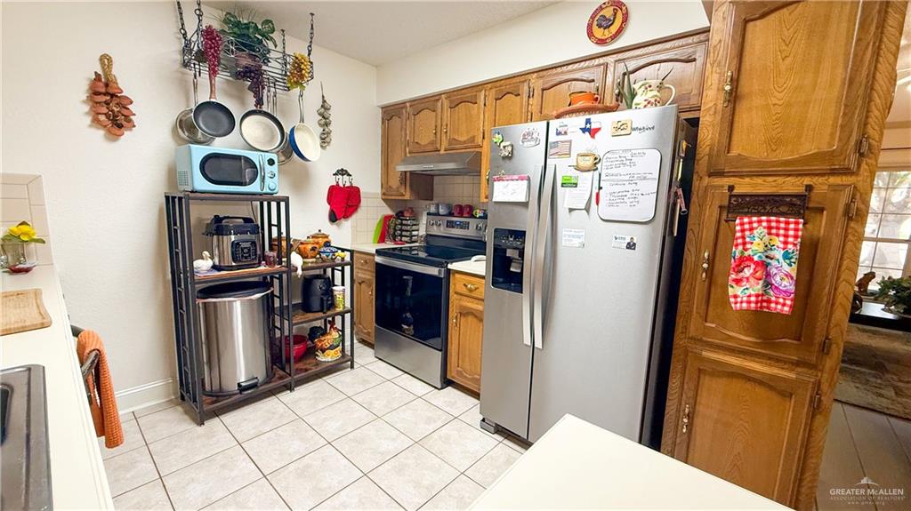 518 Taurus Street Mission, TX 78572 - Photo 6 of 20 a kitchen with stainless steel appliances granite countertop a refrigerator and a stove