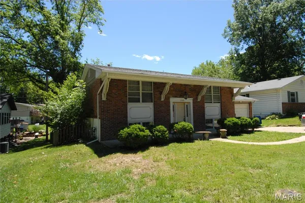$2,025 | 12428 Marine Avenue, Maryland Heights, MO 63043