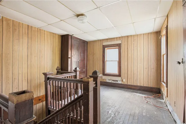 a view of a livingroom with wooden floor and ceiling fan