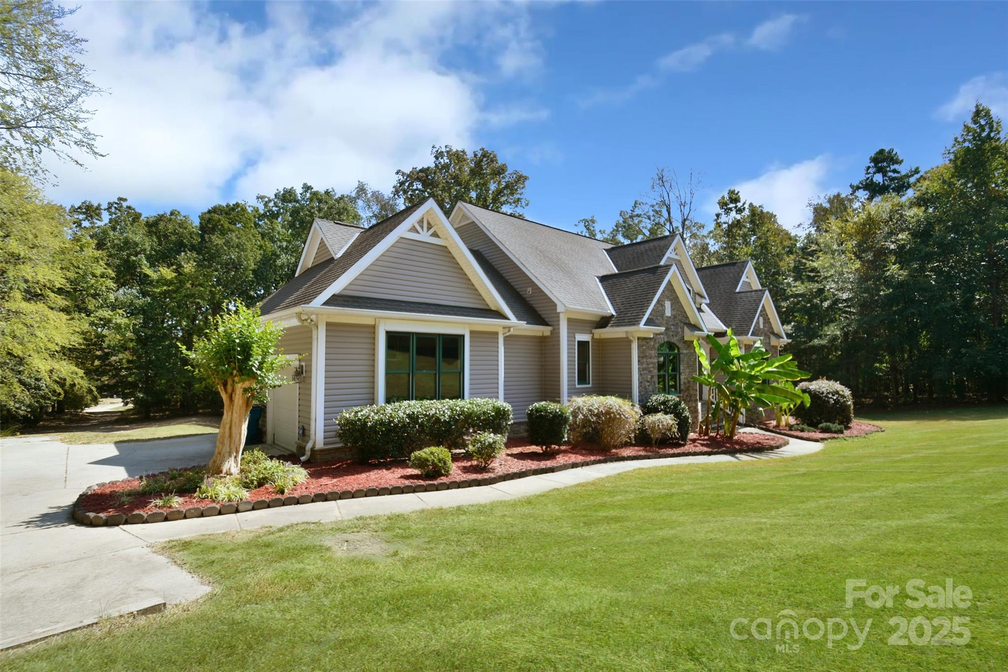 14832 Hus McGinnis Road Huntersville, NC 28078 - Photo 2 of 48 a front view of a house with garden