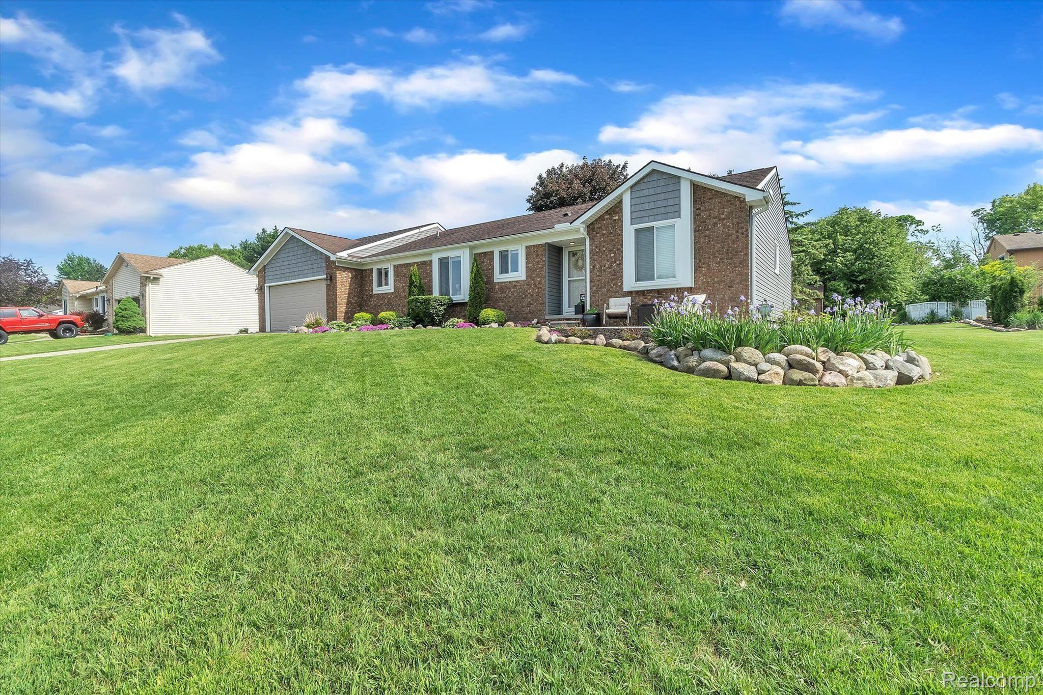 599 Ridge Road Walled Lake, MI 48390 - Photo 4 of 42 Gallery Image 4