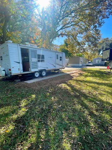 $595 | 728 South Shanks Street, Clute, TX 77531