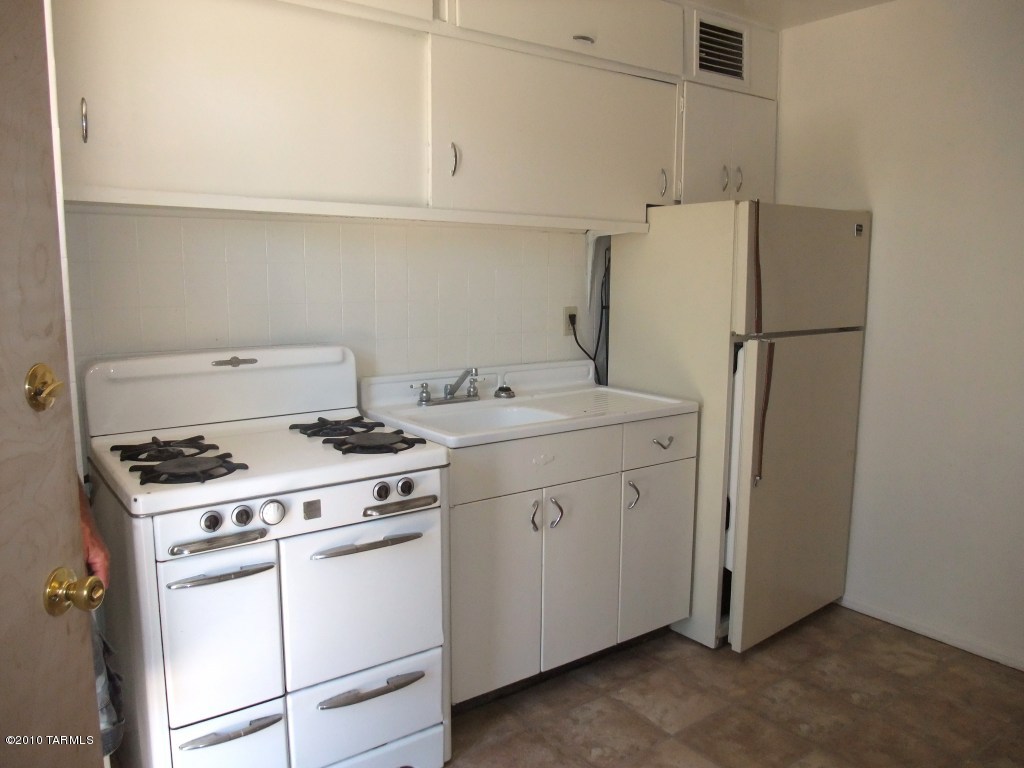 807 North Swan Road Tucson, AZ 85711 - Photo 3 of 4