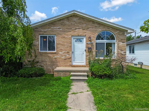 $175,000 | 17245 Martin Road, Roseville, MI 48066