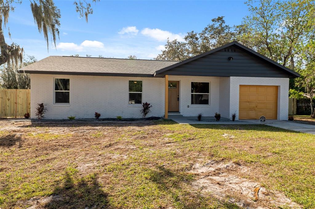 606 Kings Lane Southwest Winter Haven, FL 33880 - Photo 34 of 50 a backyard of a house