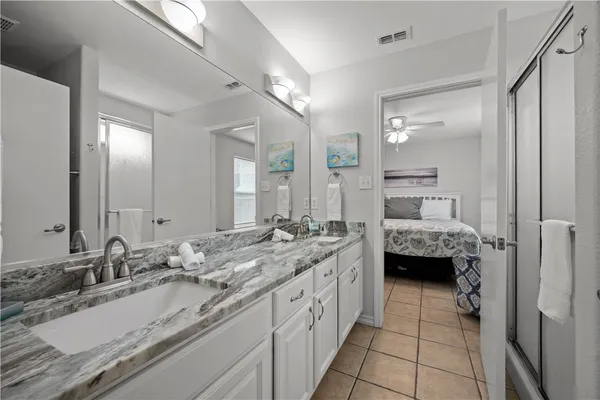 a en suite bathroom with a double vanity sink and mirror