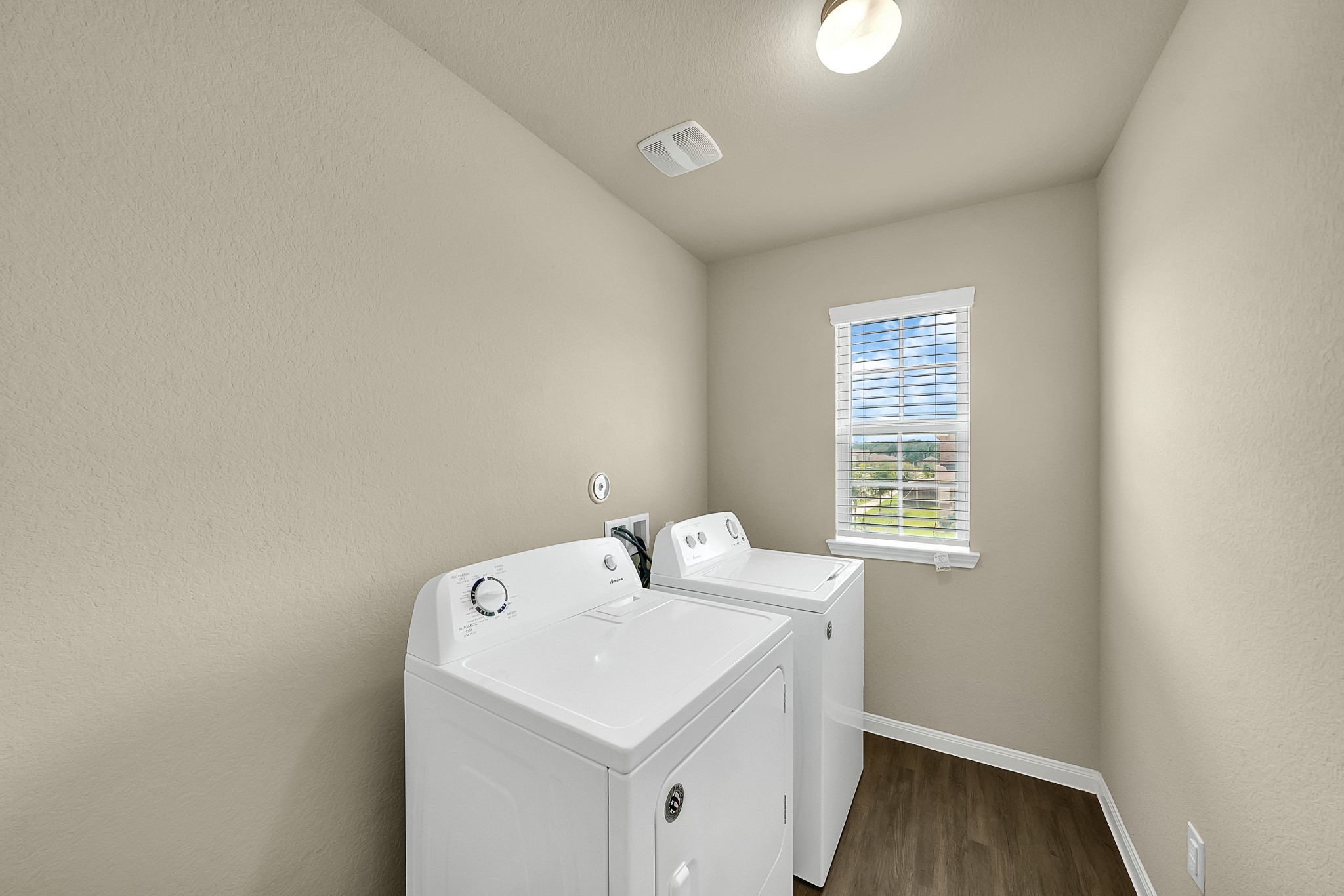 4274 McGregor Blf Lane Conroe, TX 77304 - Photo 19 of 25 a utility room with dryer and washer
