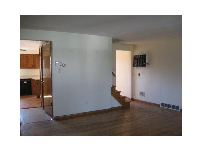 6 Kennedy Street McKees Rocks, PA 15136 - Photo 6 of 25 Living Room.