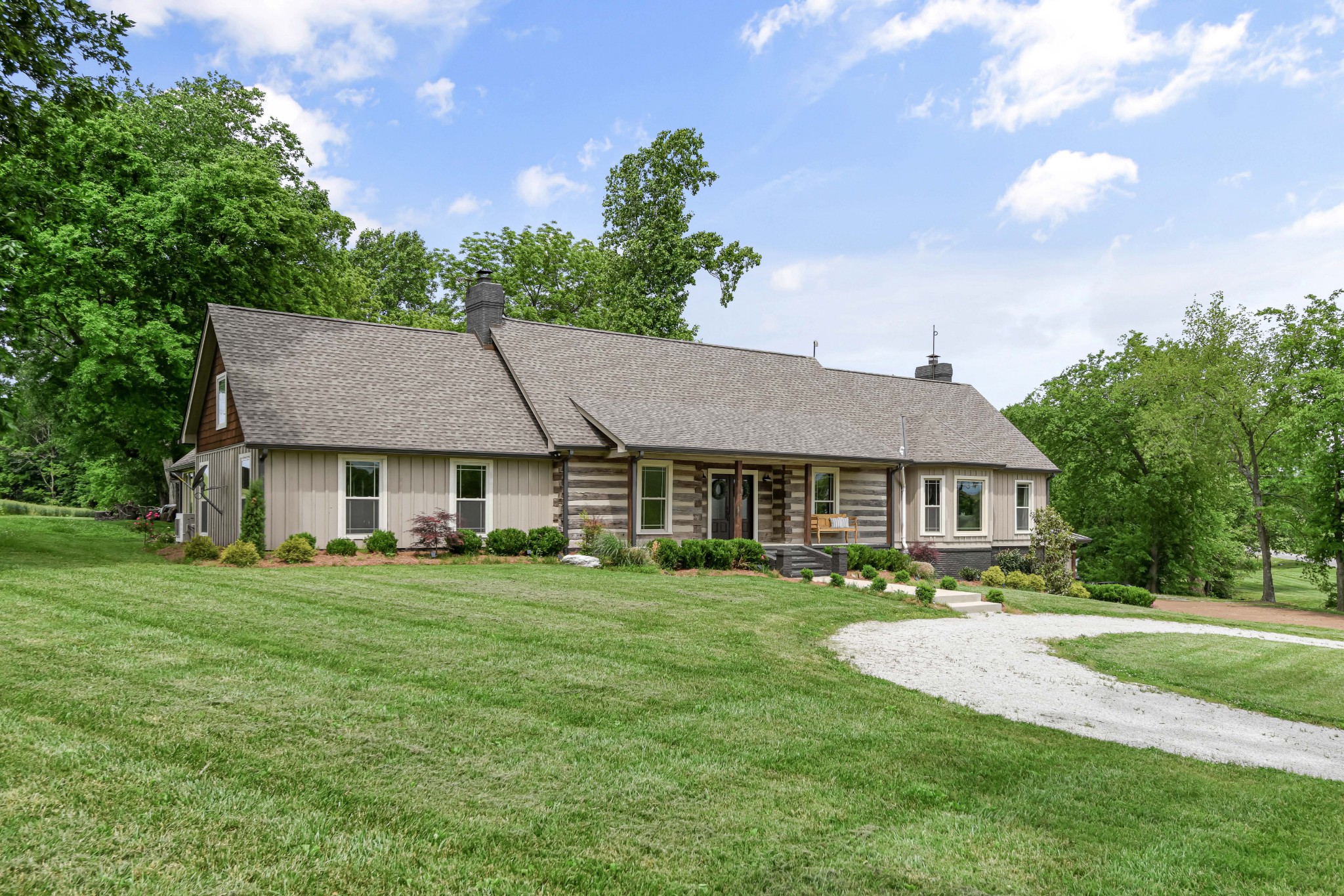 6557 Lamont Road Springfield, TN 37172 - Photo 2 of 62 a front view of a house with a garden