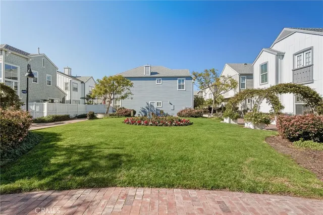 a view of a back yard