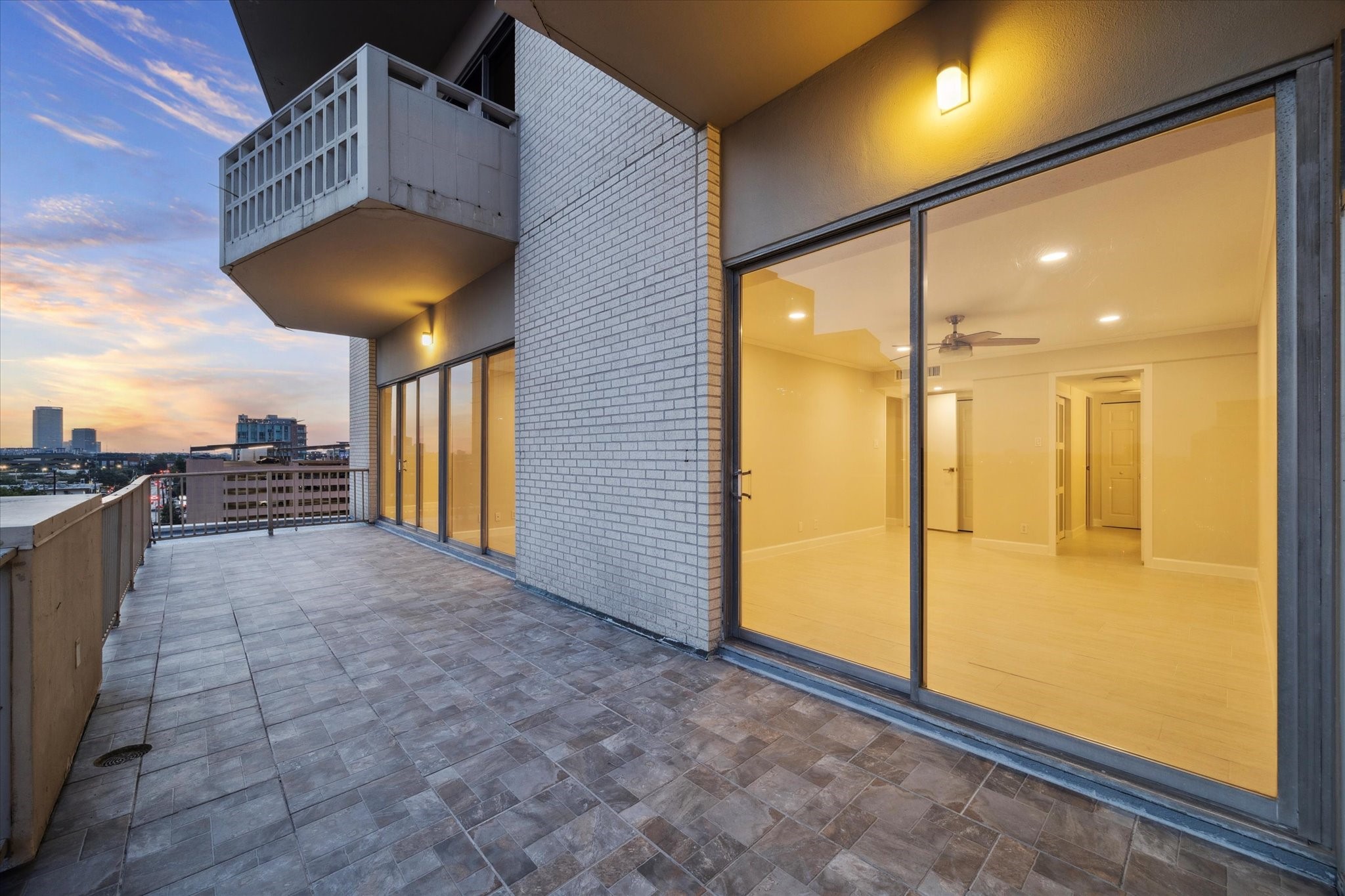 2016 Main Street, Unit 622 Houston, TX 77002 - Photo 3 of 27 Large open terrace.