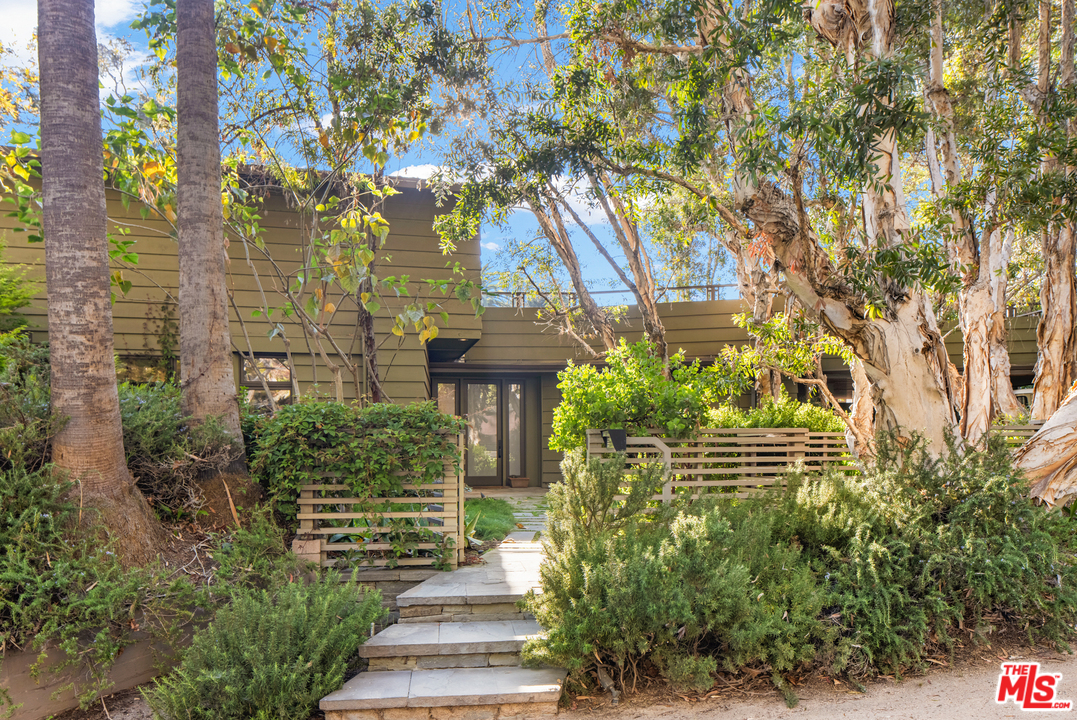 501 Latimer Road Santa Monica, CA 90402 - Photo 4 of 53 Gallery Image 4