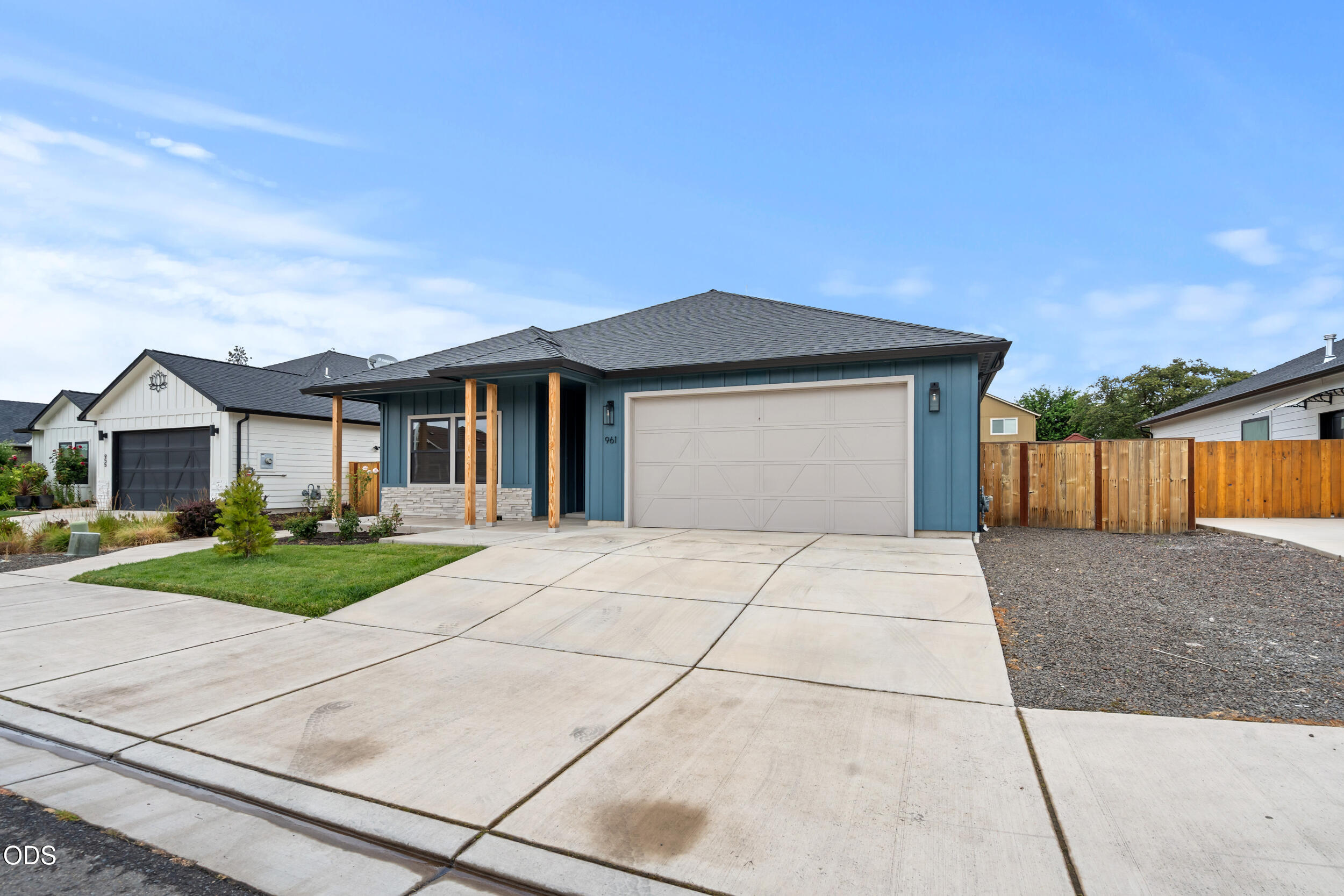 961 Arrowhead Trail Eagle Point, OR 97524 - Photo 2 of 47