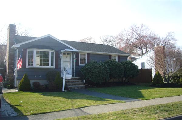 12 Lockwood Road Lynn, MA 01904 - Photo 1 of 13 Gallery Image 1