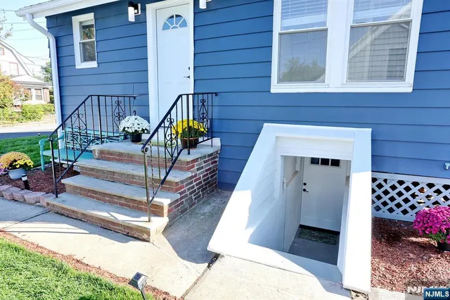 a view of entryway with a front door