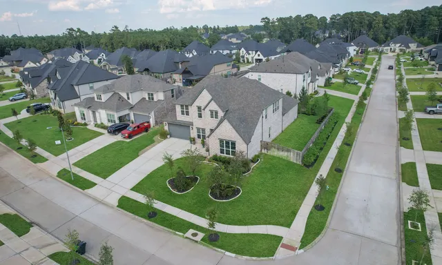 $950,000 | 902 Falcon Hollow Lane, Pinehurst, TX 77362