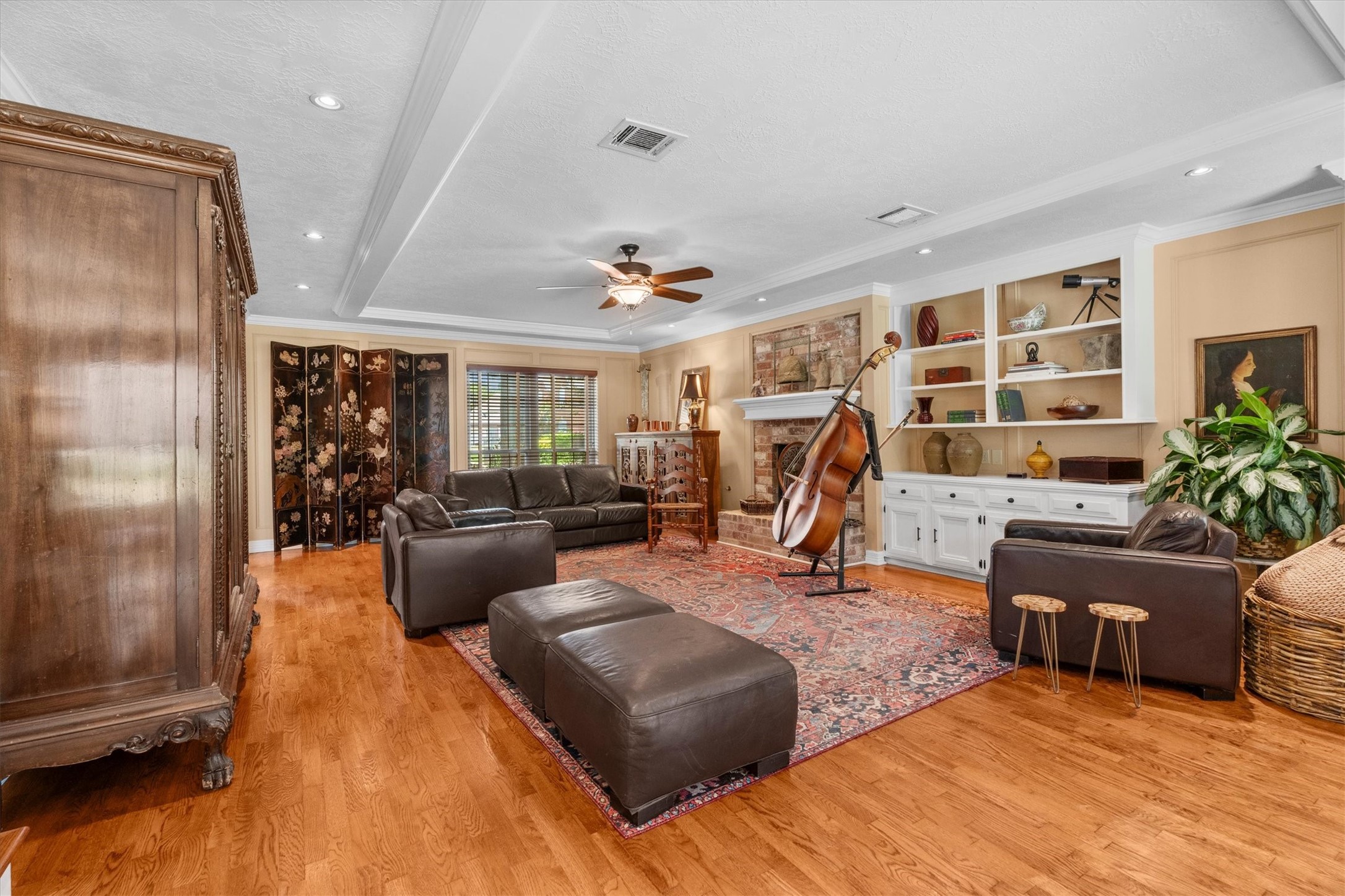 9103 Herts Road Spring, TX 77379 - Photo 8 of 46 A stylish and comfortable space for relaxation.