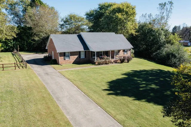 a view of a house with backyard and garden