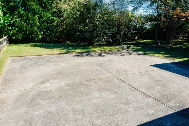 a view of a backyard