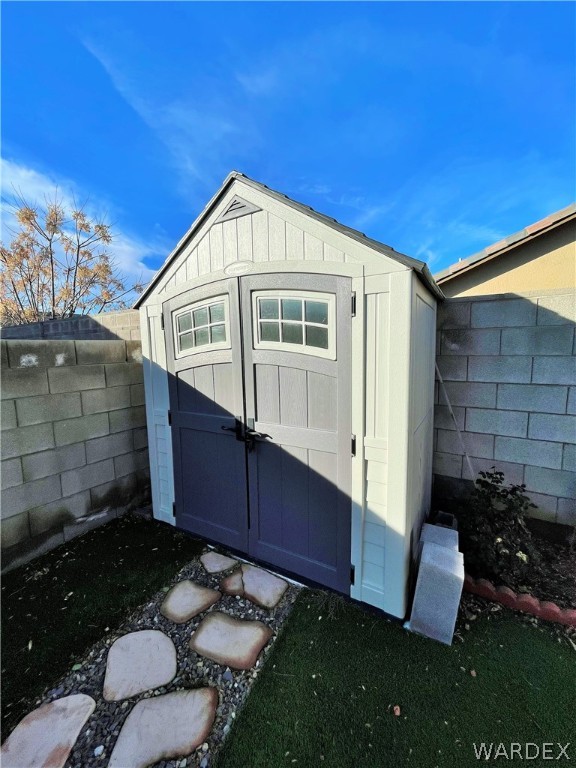 3605 North Kenneth Road Kingman, AZ 86409 - Photo 20 of 28 a backyard of a house with table and chairs