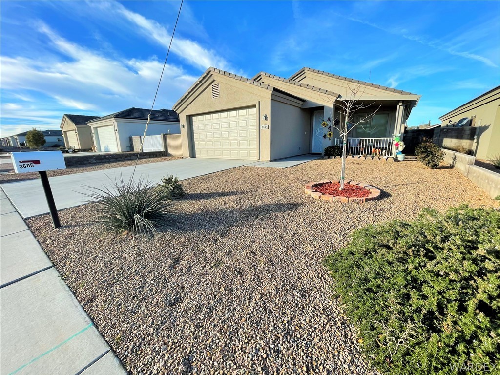 3605 North Kenneth Road Kingman, AZ 86409 - Photo 2 of 28 a front view of a house with a yard