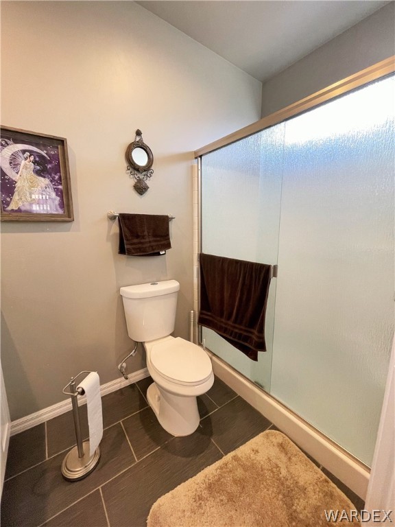 3605 North Kenneth Road Kingman, AZ 86409 - Photo 26 of 28 a bathroom with a toilet and a shower