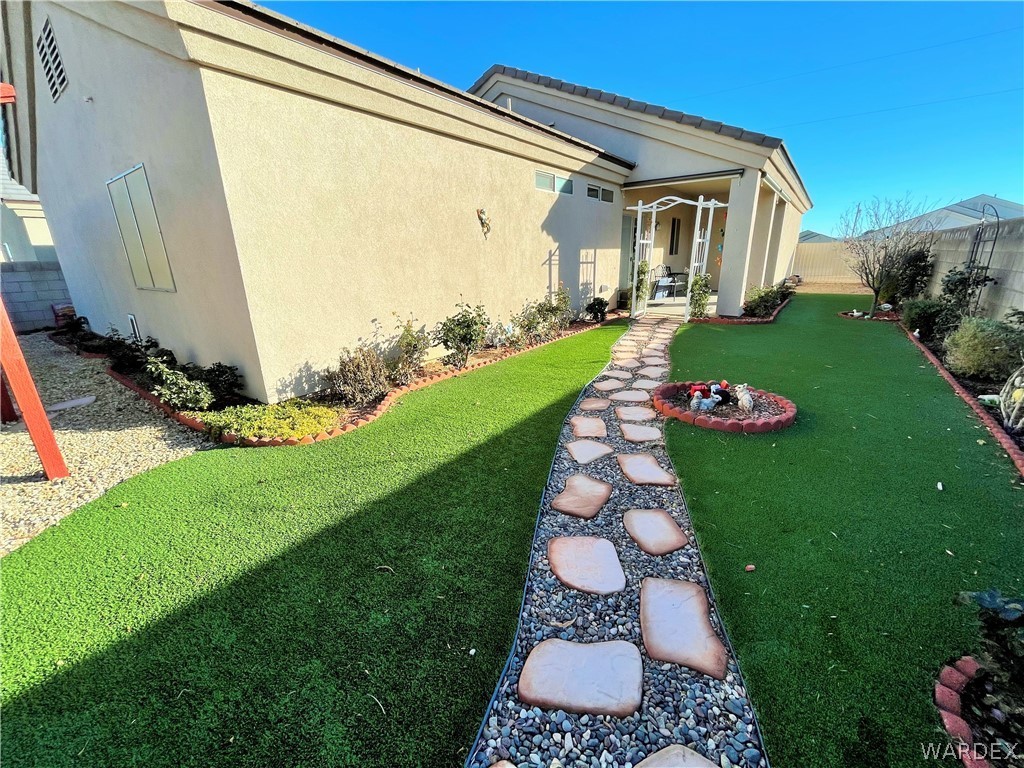 3605 North Kenneth Road Kingman, AZ 86409 - Photo 4 of 28 a front view of a house with garden